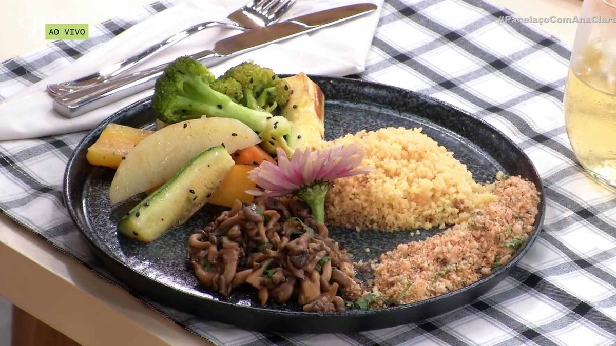 Shimeji com cuscuz marroquino, legumes grelhados e farofa crocante do