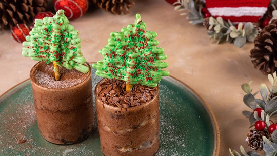 Mousse de avelã e panetone com árvore de Natal de chocolate