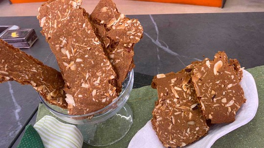 Biscoito doce de polvilho crocante, servido em um prato