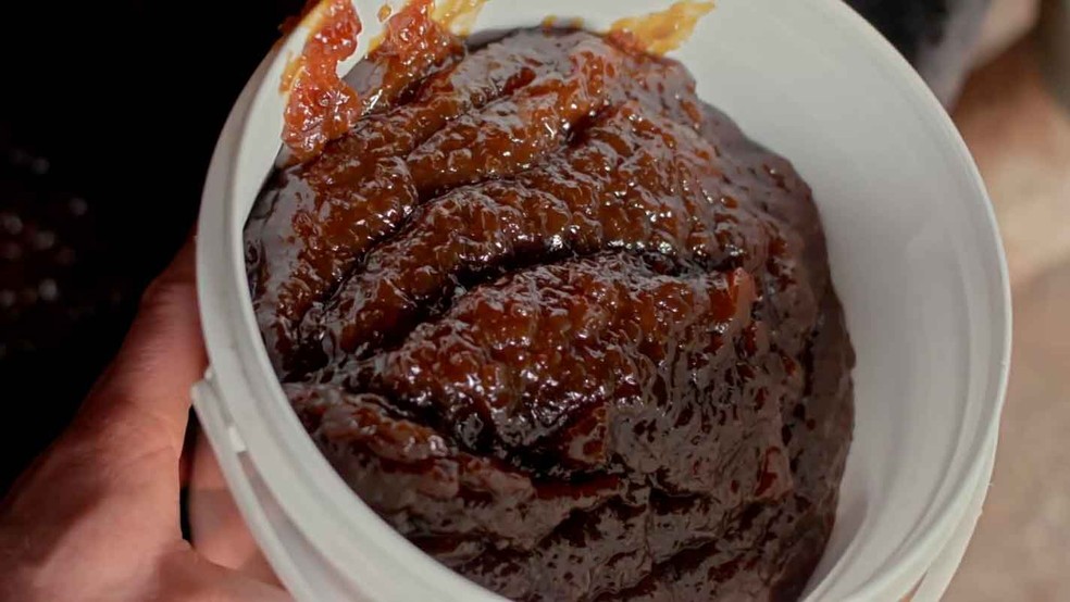 Chimia pronta e resfriando em um tacho tradicional, com a consistência ideal