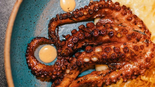 Polvo na brasa com batata-doce ao murro e béarnaise