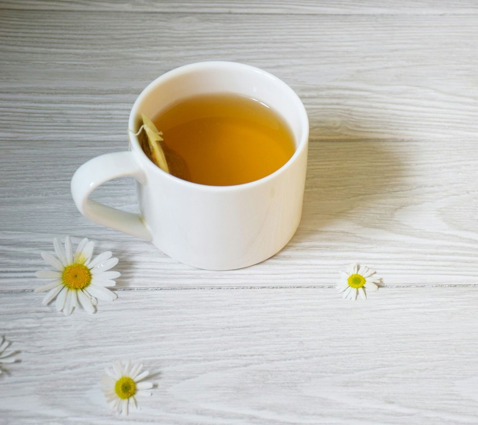 Ch de camomila ajuda a aliviar dores estomacais. A bebida possui propriedades anti-inflamatrias e relaxantes musculares  Foto: Reproduo/Unsplash