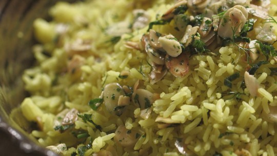 Arroz com ervas (sabzi polo) — Foto: Panelinha/GNT
