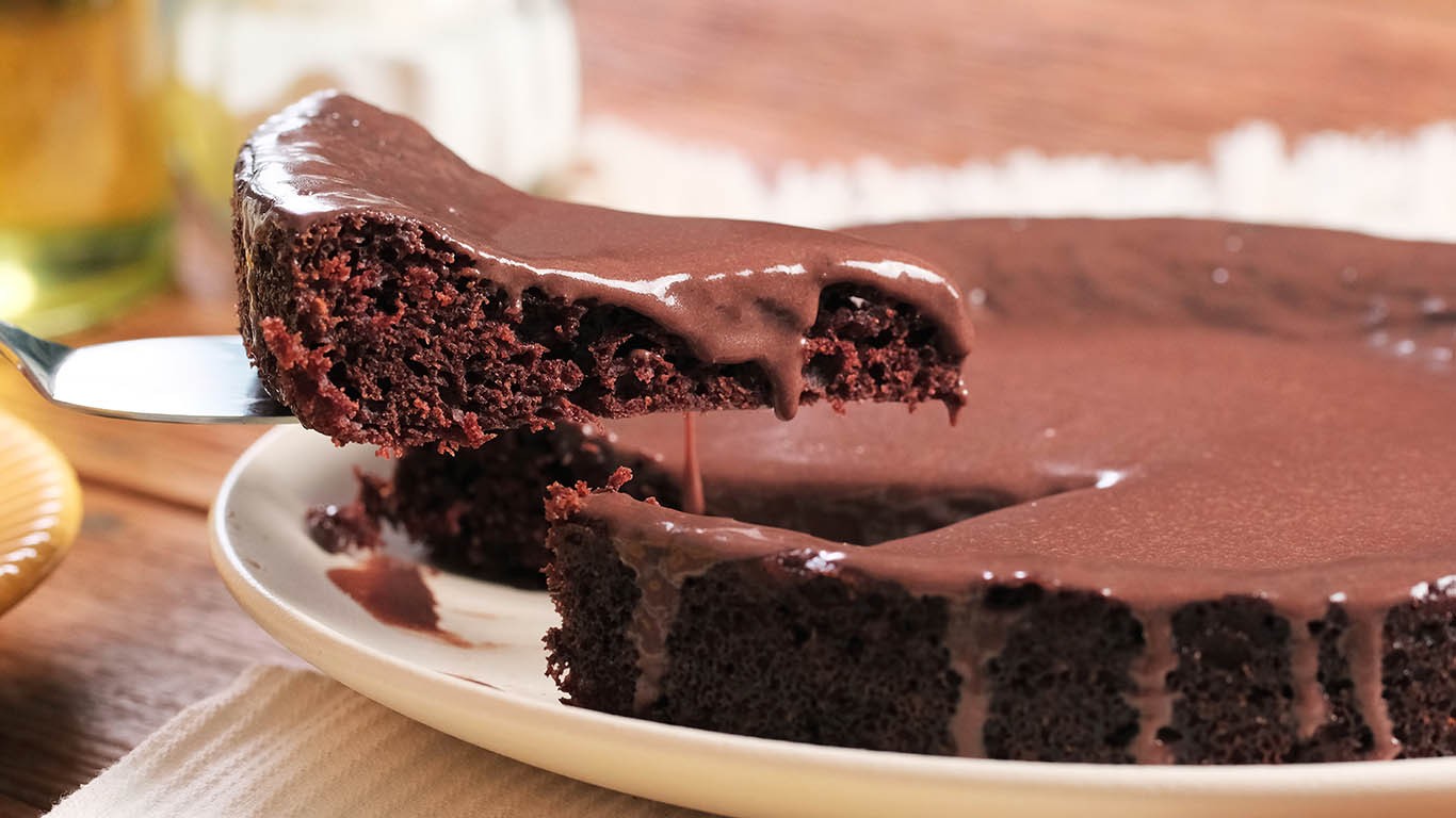 Bolo de chocolate sem ovo e sem leite | Receitas