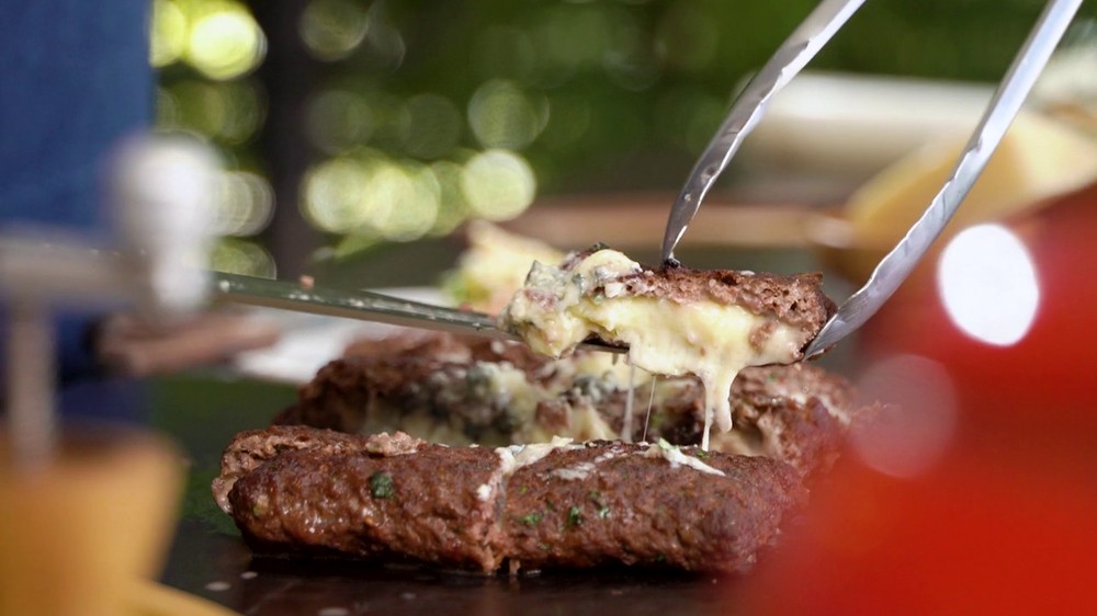 Kafta recheada com queijos acompanhada de macarronese