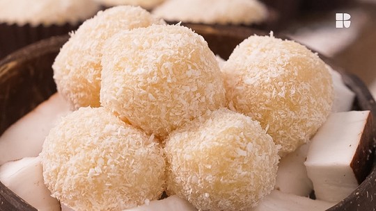 Beijinhos finalizados com coco ralado fresco, em forminhas.