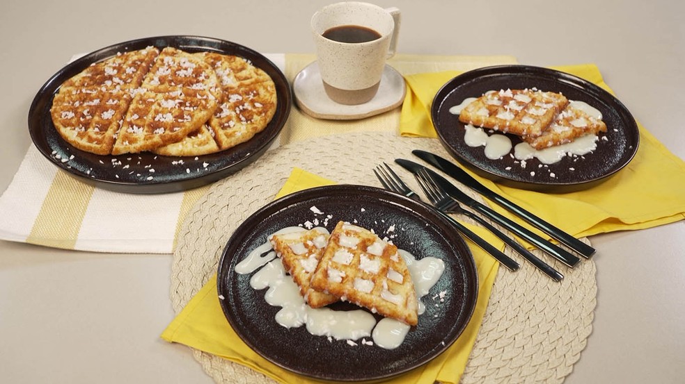 Waffle de aipim com coco — Foto: Receitas