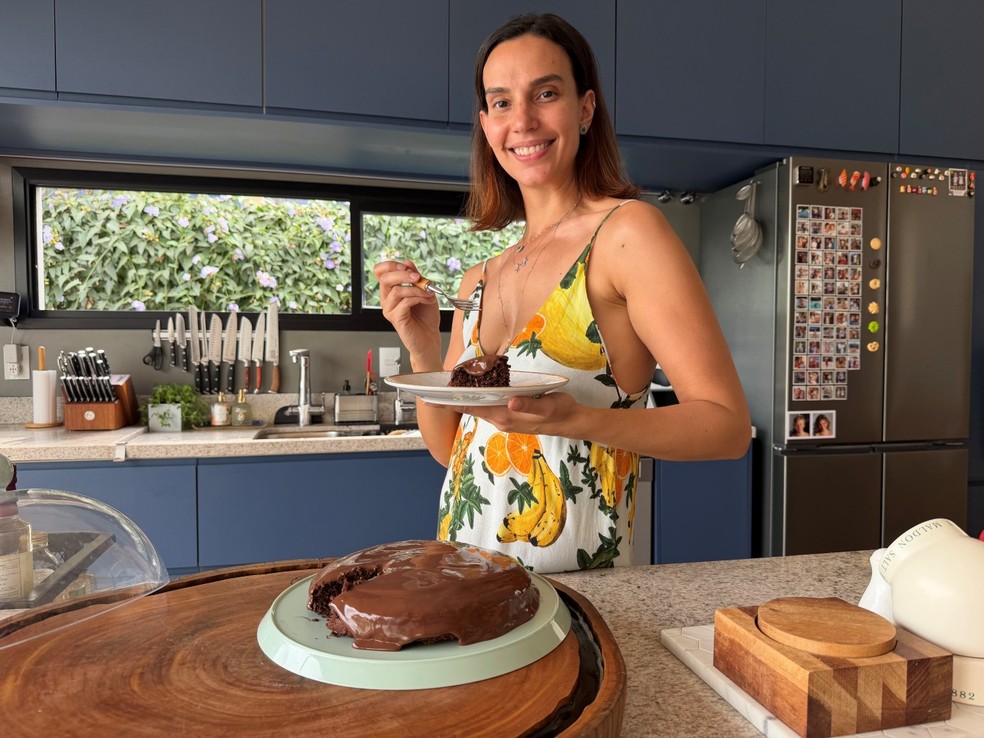 Fatia do bolo de chocolate e coco sem farinha com cobertura