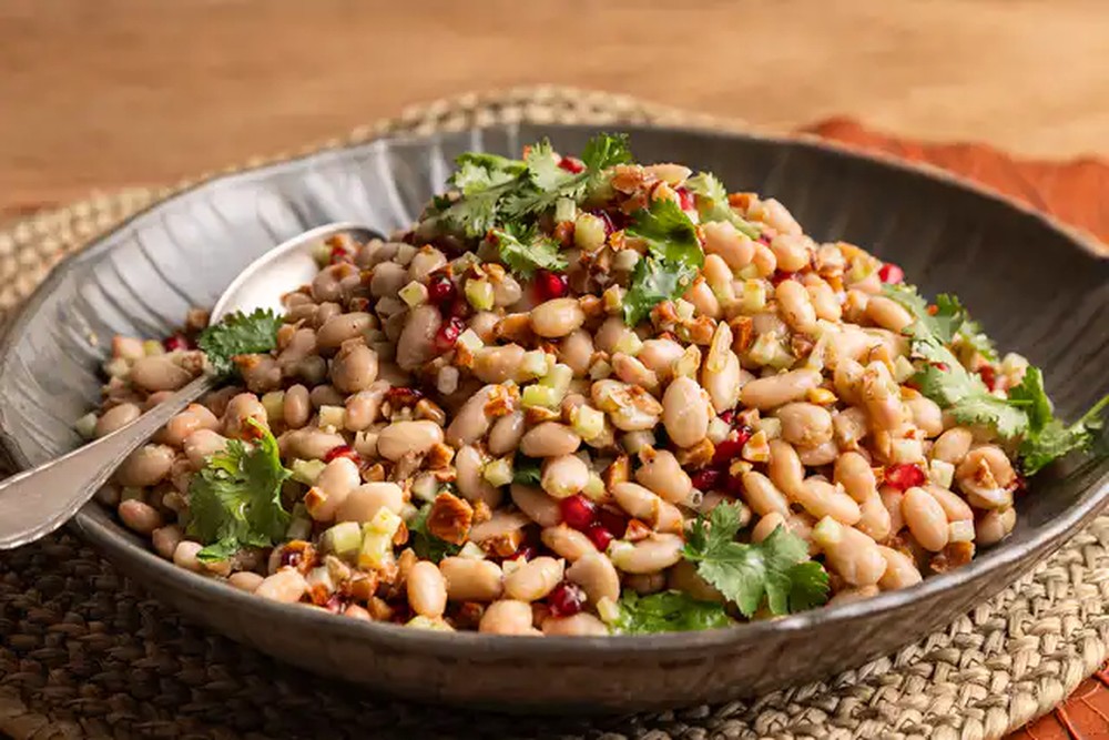 Salada de feijão-branco com chuchu