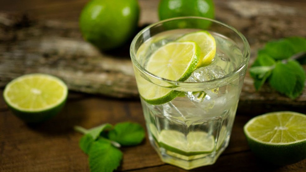 Água com limão em jejum emagrece? Nutricionista responde — Foto: Reprodução/Pexels